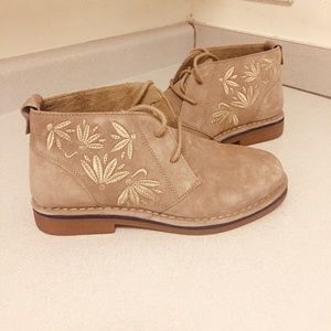 Hush Puppies Women’s Chukka Soft Suede Ankle Boot.